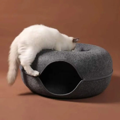 Lit pour chat Royal Douillet gris foncé en forme d’ovale, ouverture circulaire à bord souple.