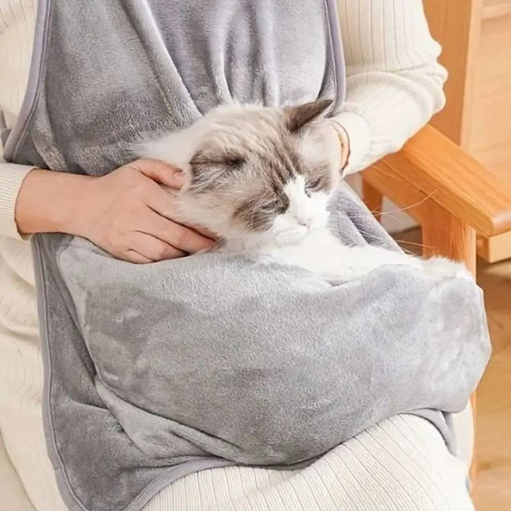 Couchage pour chat gris en tissu doux, chat tigré blanchi endormi