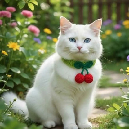 Collier pour chat en tricot vert, nœud vert et deux pompons rouges type cerises.