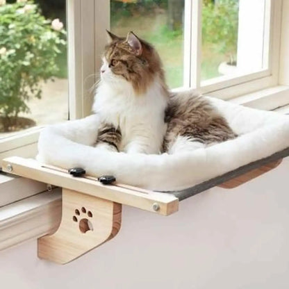 Hamac pour chat de fenêtre: coussin blanc, chat bicolore (blanc et tigré) couché.