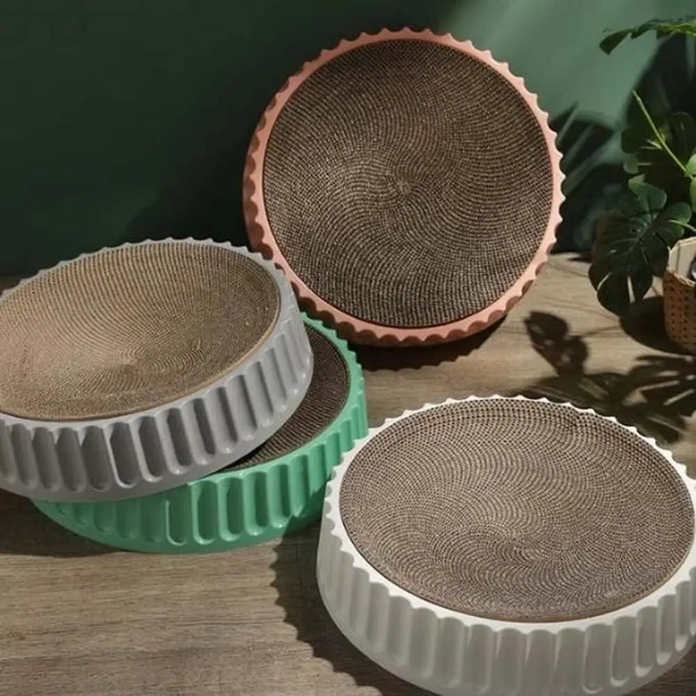 Griffoirs ronds pour chat: bases blanches et vertes, surfaces de grattage brunes.