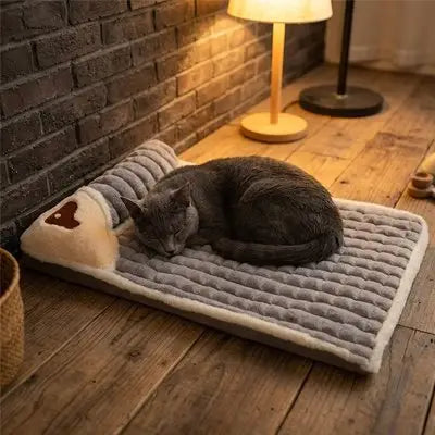 Lit pour chat gris matelassé, face beige avec applique cœur brun