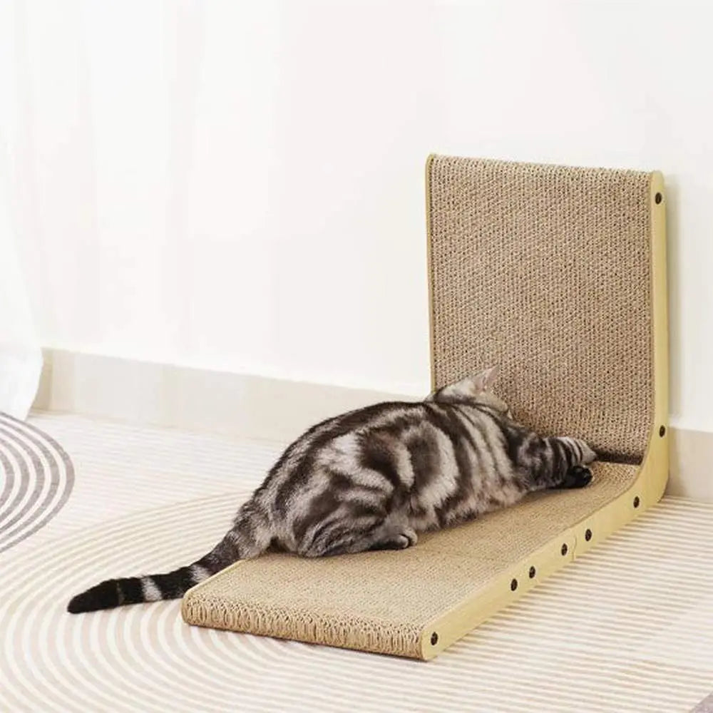 Griffoir vertical pour chat, coussin en tissu beige et structure claire en forme d’arc.