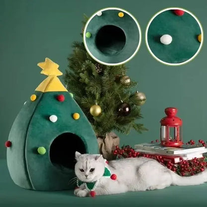 Maison pour chat sapin verte en tissu, chat blanc couché devant l’ouverture.