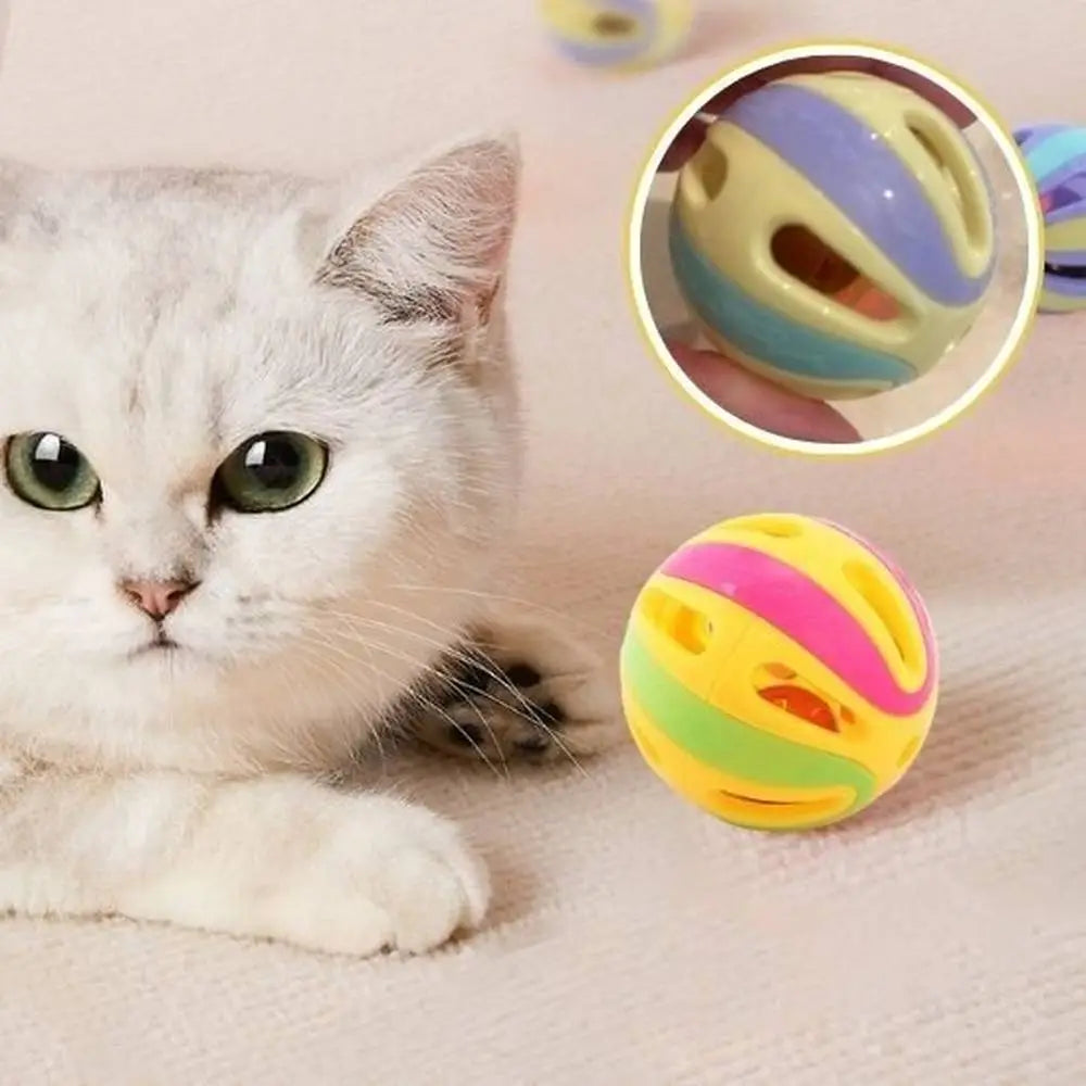 Balle interactive pour chat, sphère jaune rose et verte avec ouvertures.