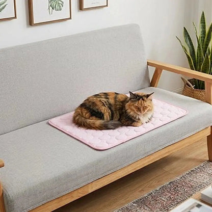 Tapis rafraîchissant pour chat rose clair, matelassage en relief, chat aux couleurs orange dessus.