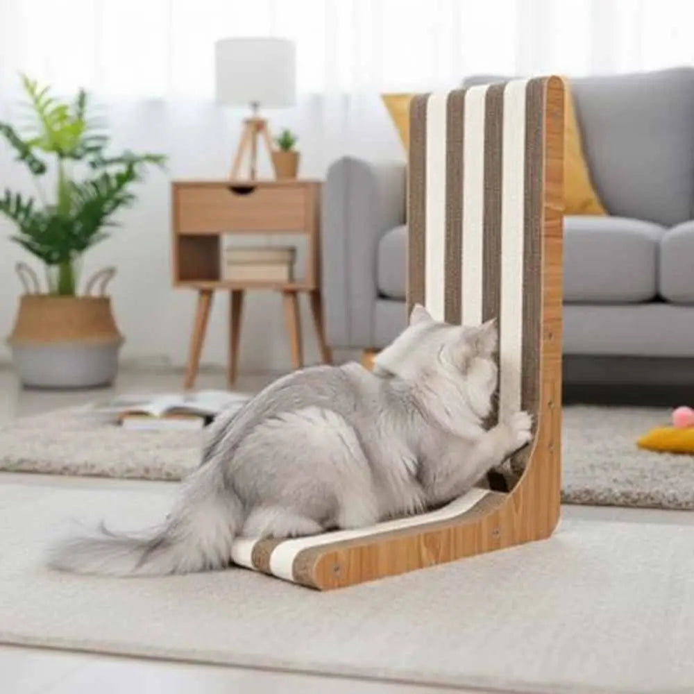 Griffoir pour chat en bois à surface rayée, chat gris allongé contre le support.
