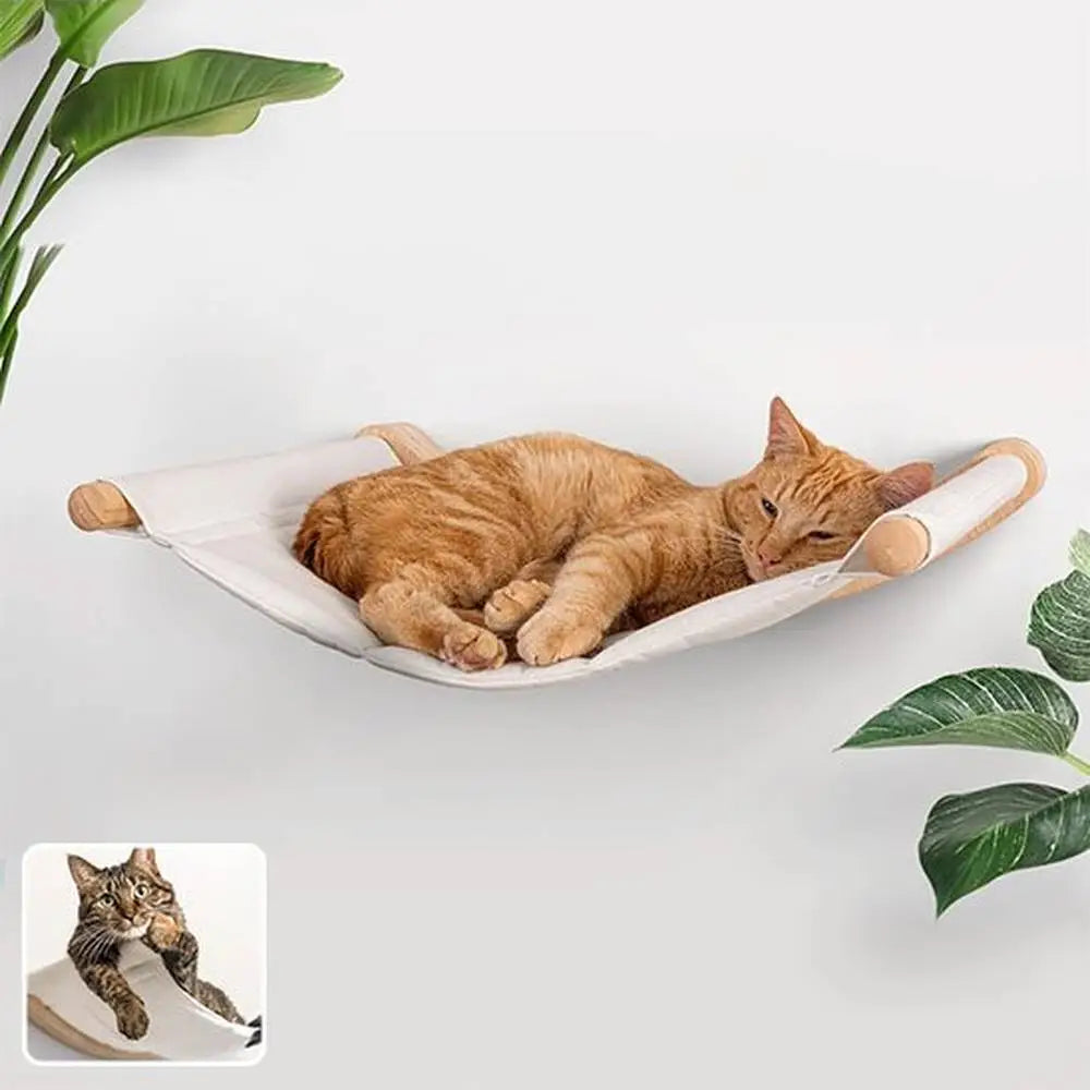Hamac chat ultra-doux: coussin blanc, barres en bois, chat roux couché