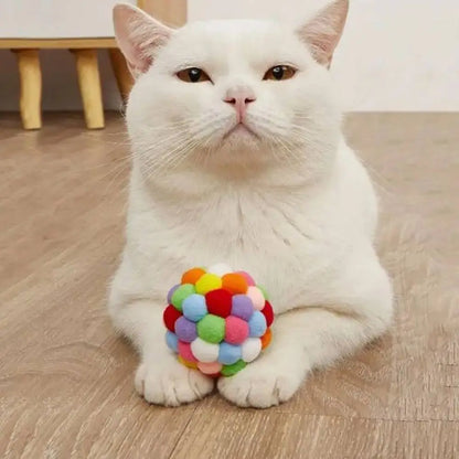 Jouet pour chat interactif FelinPlay : balle multicolore en peluche, posée au sol