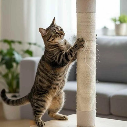 Griffoir pour chat avec poteau en sisal beige et base plate pour s’appuyer.