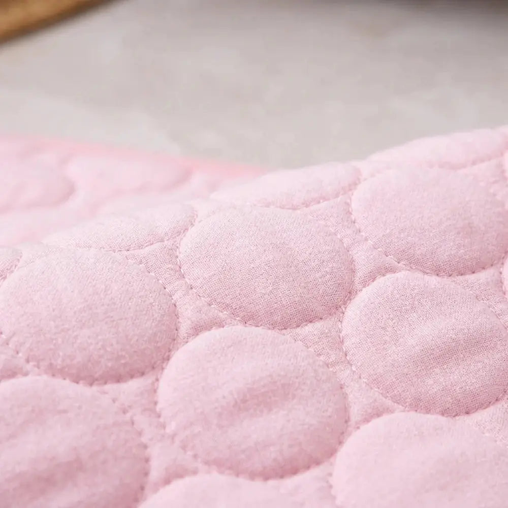 Tapis rafraîchissant pour chat rose clair, gros plan sur le relief matelassé.