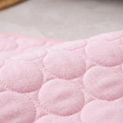 Tapis rafraîchissant pour chat rose clair, gros plan sur le relief matelassé.