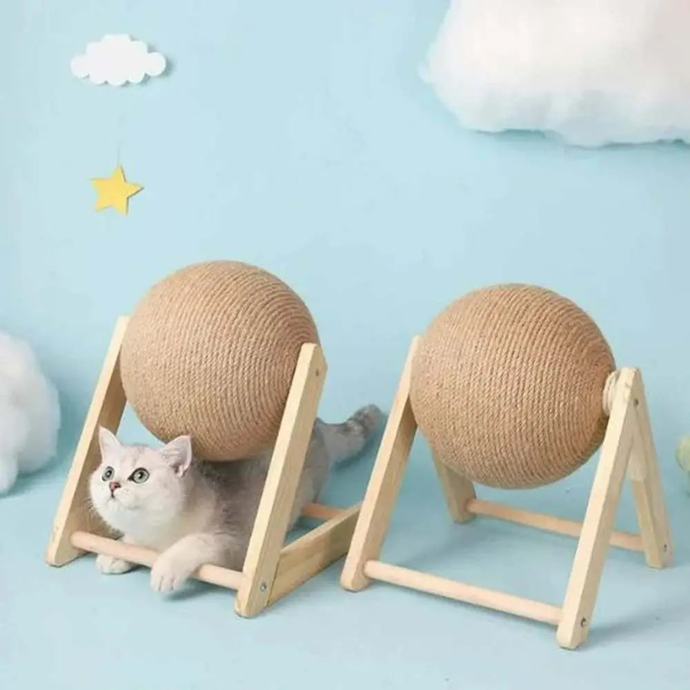 Griffoir pour chat avec boule en sisal beige sur trépied en bois, chat blanc et gris.