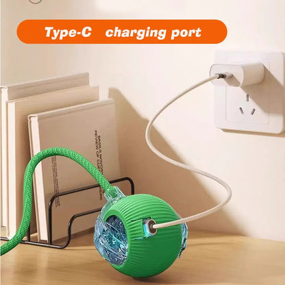 Balle interactive FélinJoy verte avec connecteur de charge, câble USB-C branché
