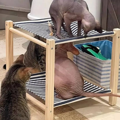 Hamac pour chat Cozy-Perch à rayures bleu et blanc, cadre en bois, chats gris et brun