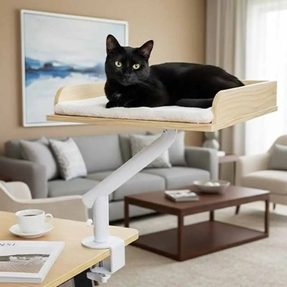 Lit pour chat surélevé en bois clair, coussin blanc, support blanc