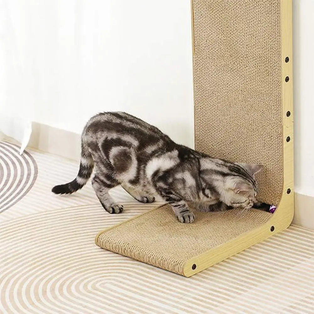 Griffoir vertical pour chat en tissu beige, cadre jaune clair et surface de grattage courbée.