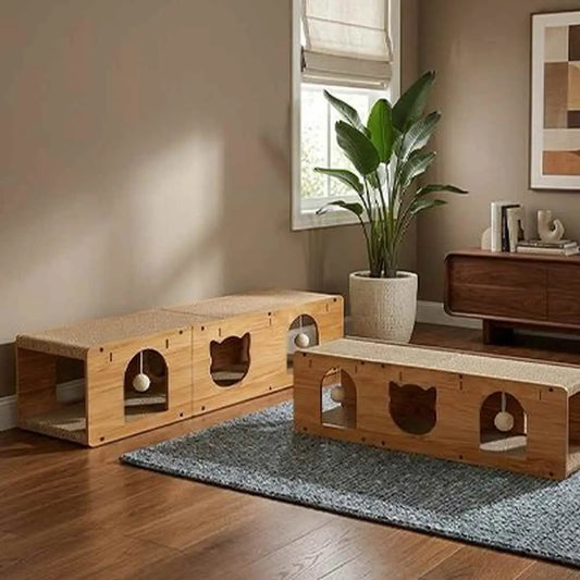Griffoir pour chat en bois clair, ouvertures en forme de fenêtres et tapis gris