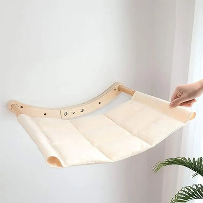 Hamac chat ultra-doux plié: tissu blanc, barres en bois clair, sangles