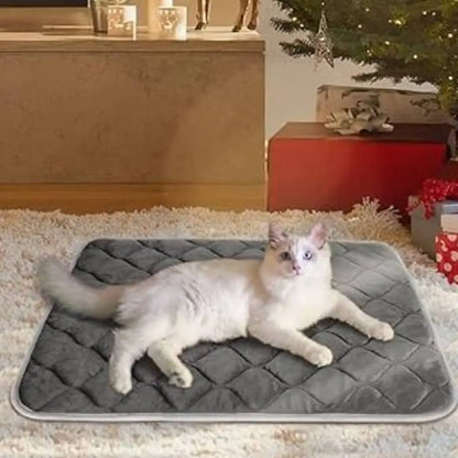 Tapis pour chat auto-chauffant gris, surface à carreaux matelassés