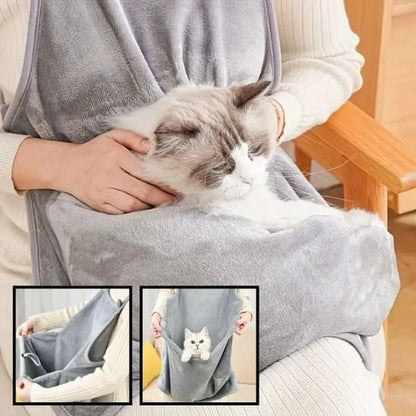 Couchage pour chat gris en tissu doux, chat blanc endormi dans un hamac