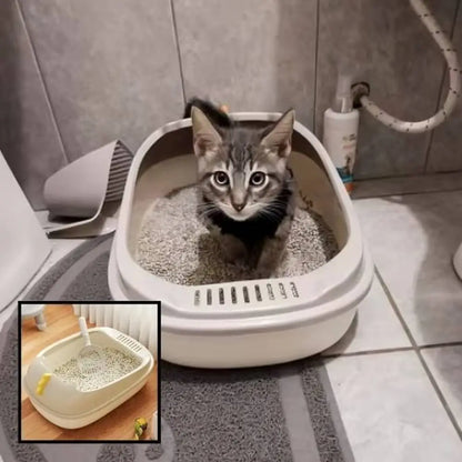 Bac à litière pour chat blanc/beige avec litière, vue de face sur le bac et le rebord.