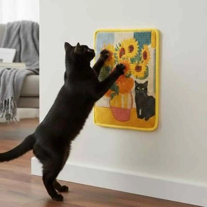 Griffoir pour chat mural avec cadre jaune et motif fleurs; chat noir griffant la surface.