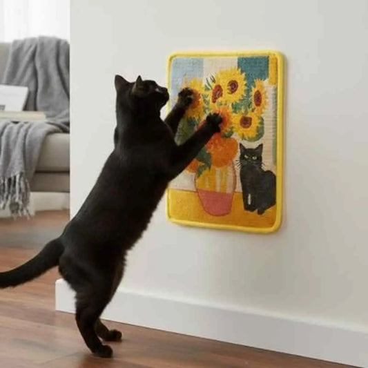 Griffoir pour chat mural avec cadre jaune et motif fleurs; chat noir griffant la surface.