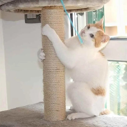 Corde naturelle en sisal beige pour arbre à chat, enroulement sur poteau à griffer en hauteur.