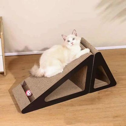 Griffoir triangulaire 2 en 1 pour chat, tissu beige texturé, cadre sombre et boule rouge