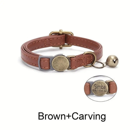 Collier pour chat marron en cuir PU avec plaque ronde gravée, anneau D et clochette