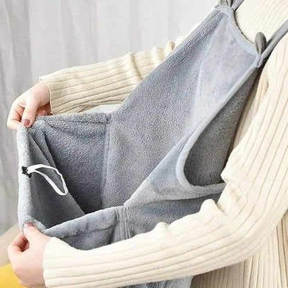Couchage pour chat gris plié, bordure rembourrée et anses sur les côtés