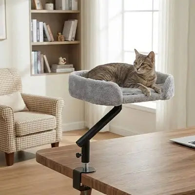 Lit pour chat gris clair avec coussin moelleux et support noir sur plateforme