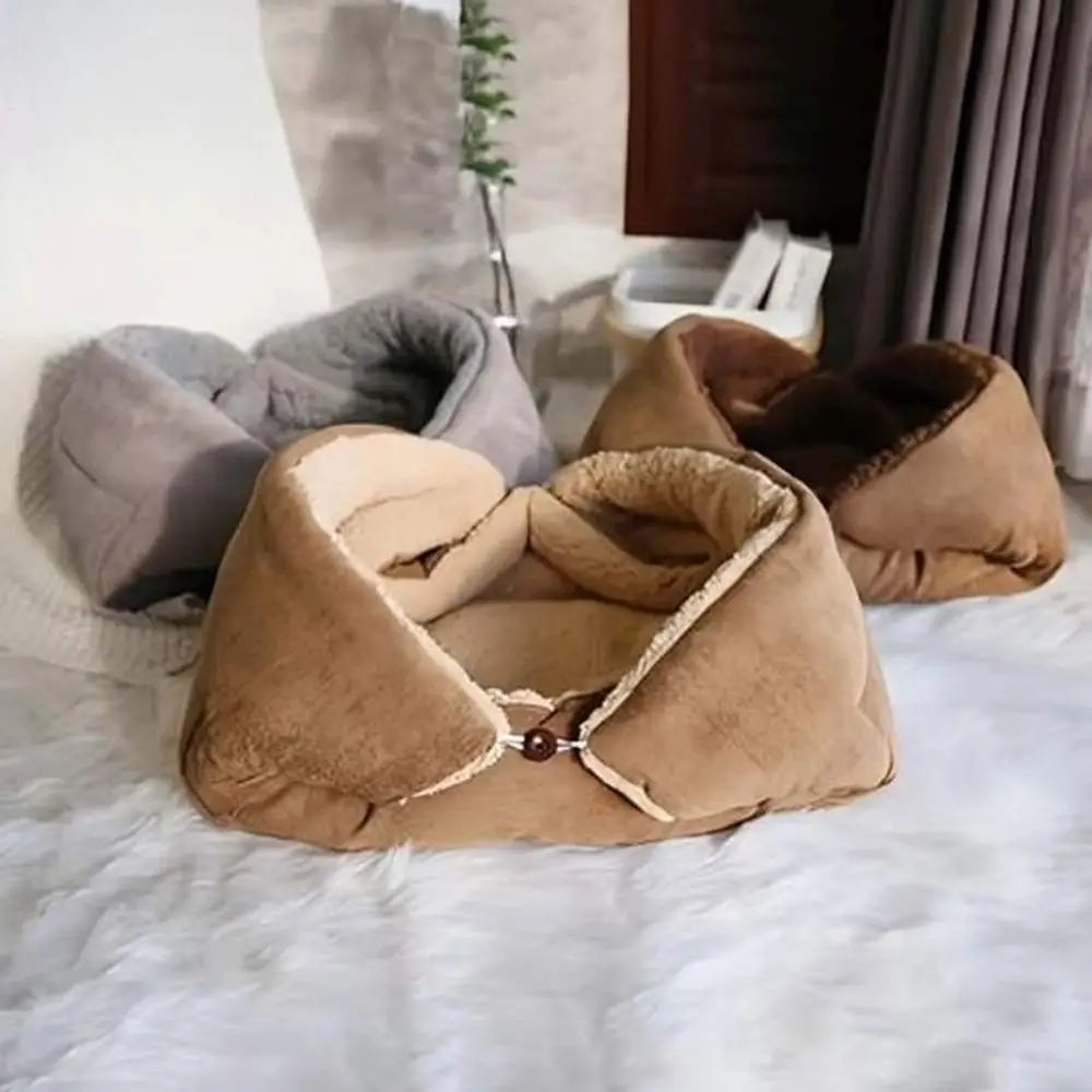Panier pour chat CozyNest capitonné en tissu marron, intérieur beige moelleux