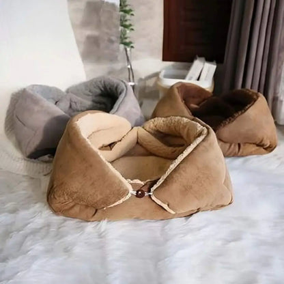 Panier pour chat CozyNest capitonné en tissu marron, intérieur beige moelleux