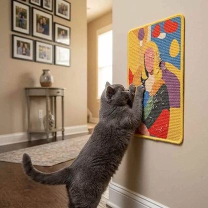 Tapis griffoir mural pour chat, chat gris grattant la plaque rectangulaire à motifs colorés.