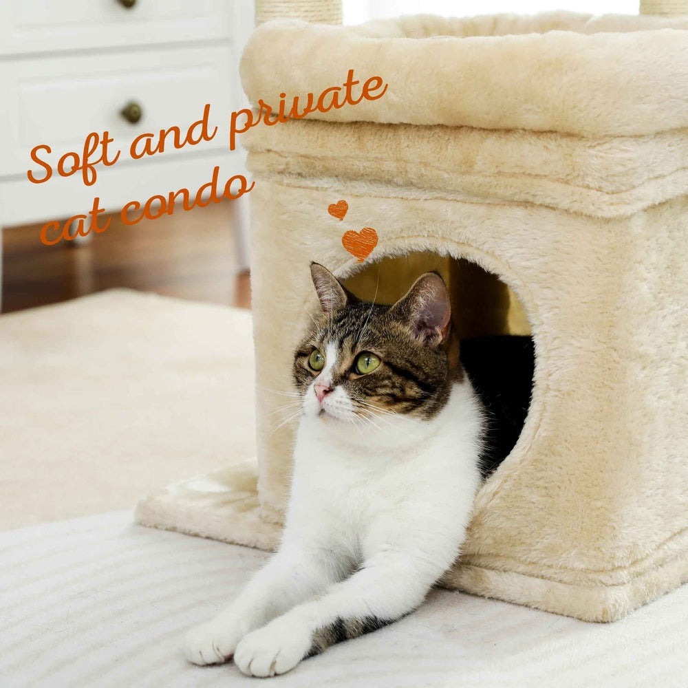 Tour à griffer pour chat en peluche beige, avec niche ronde et ouverture latérale.